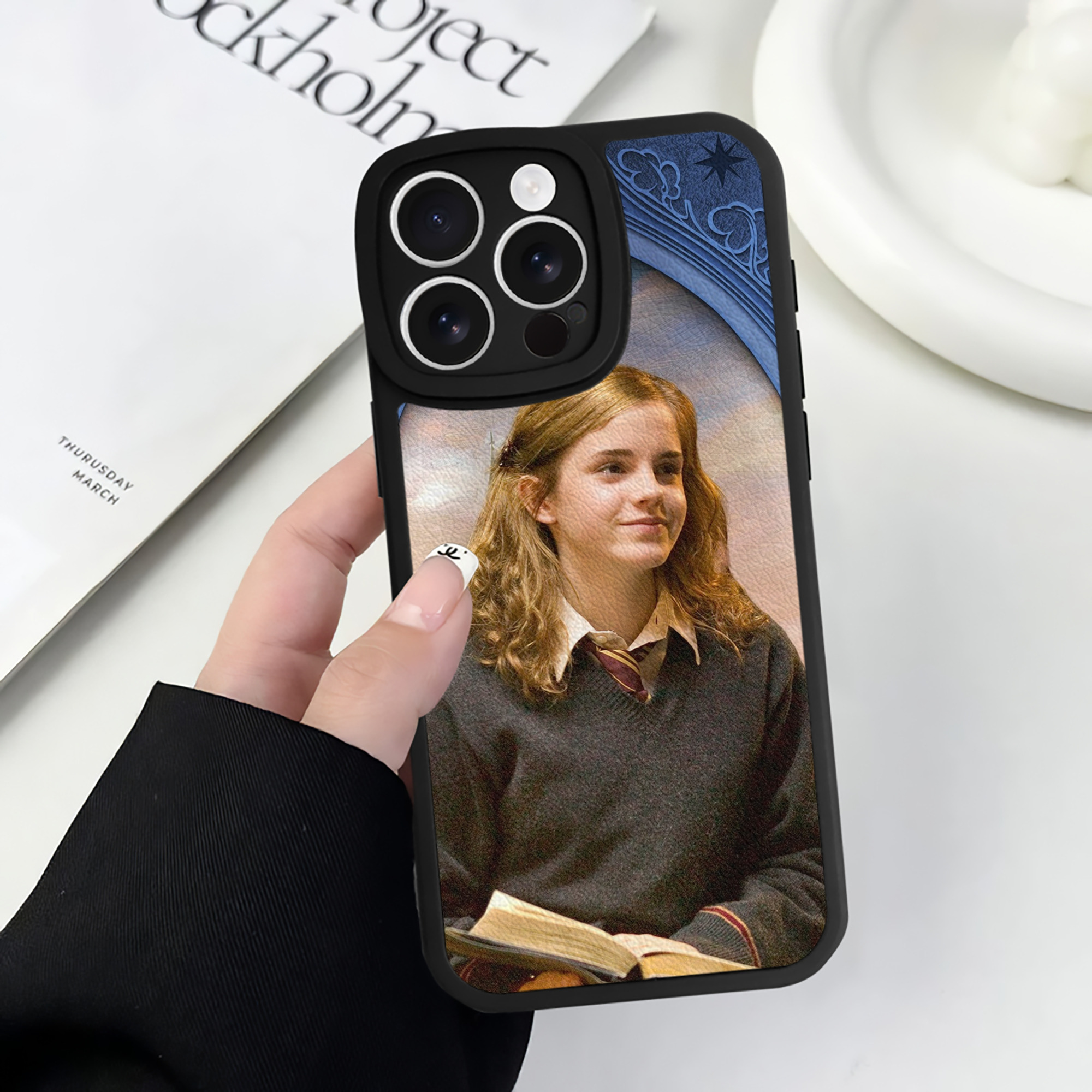 （画像用） Harry Potter ハリー・ポッターシリーズ 【iPhone 16シリーズ対応】シリコンスマホケース（レザー調） 材質：シリコン